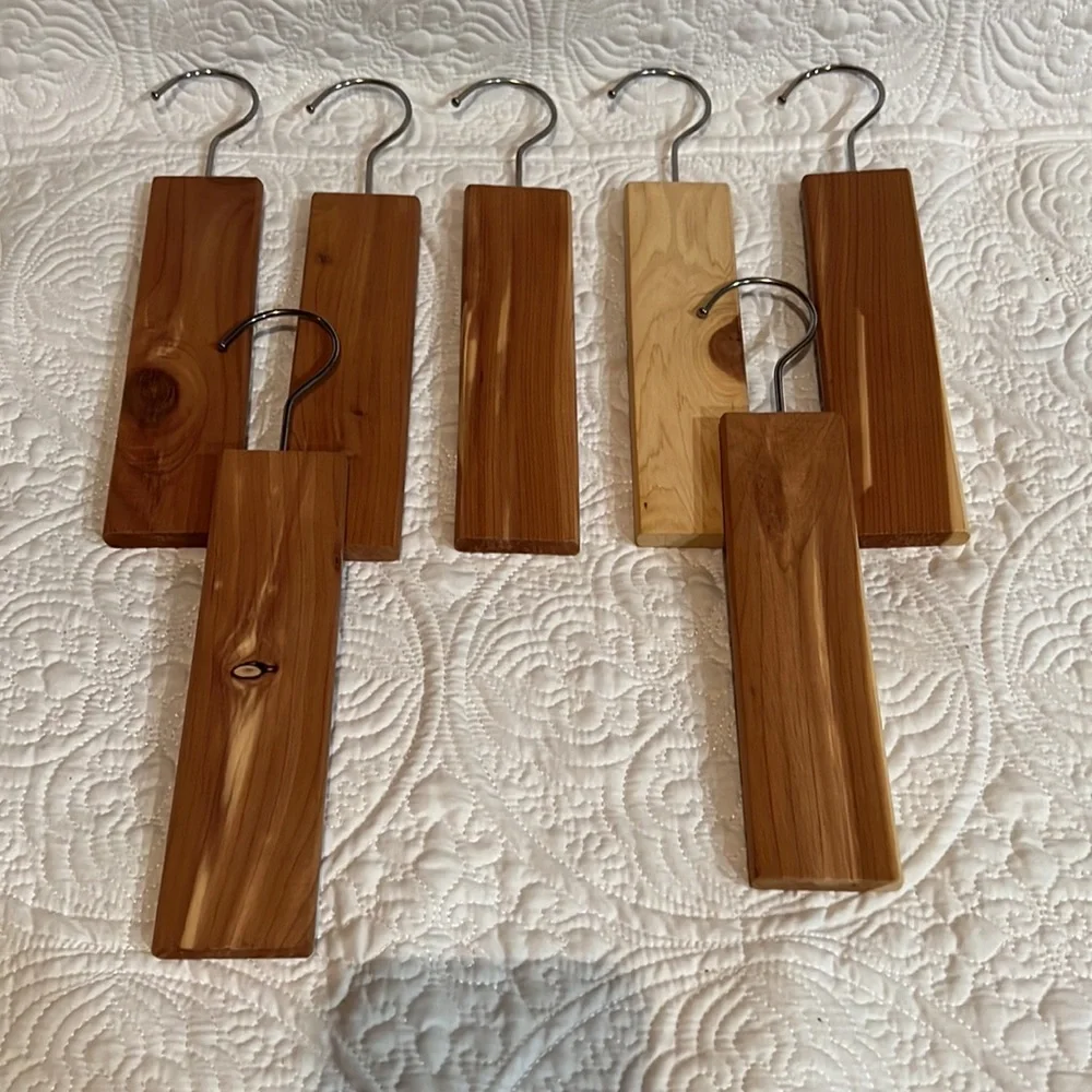 Set‎ of 7 cedar hang ups and 2 fragrance sachets